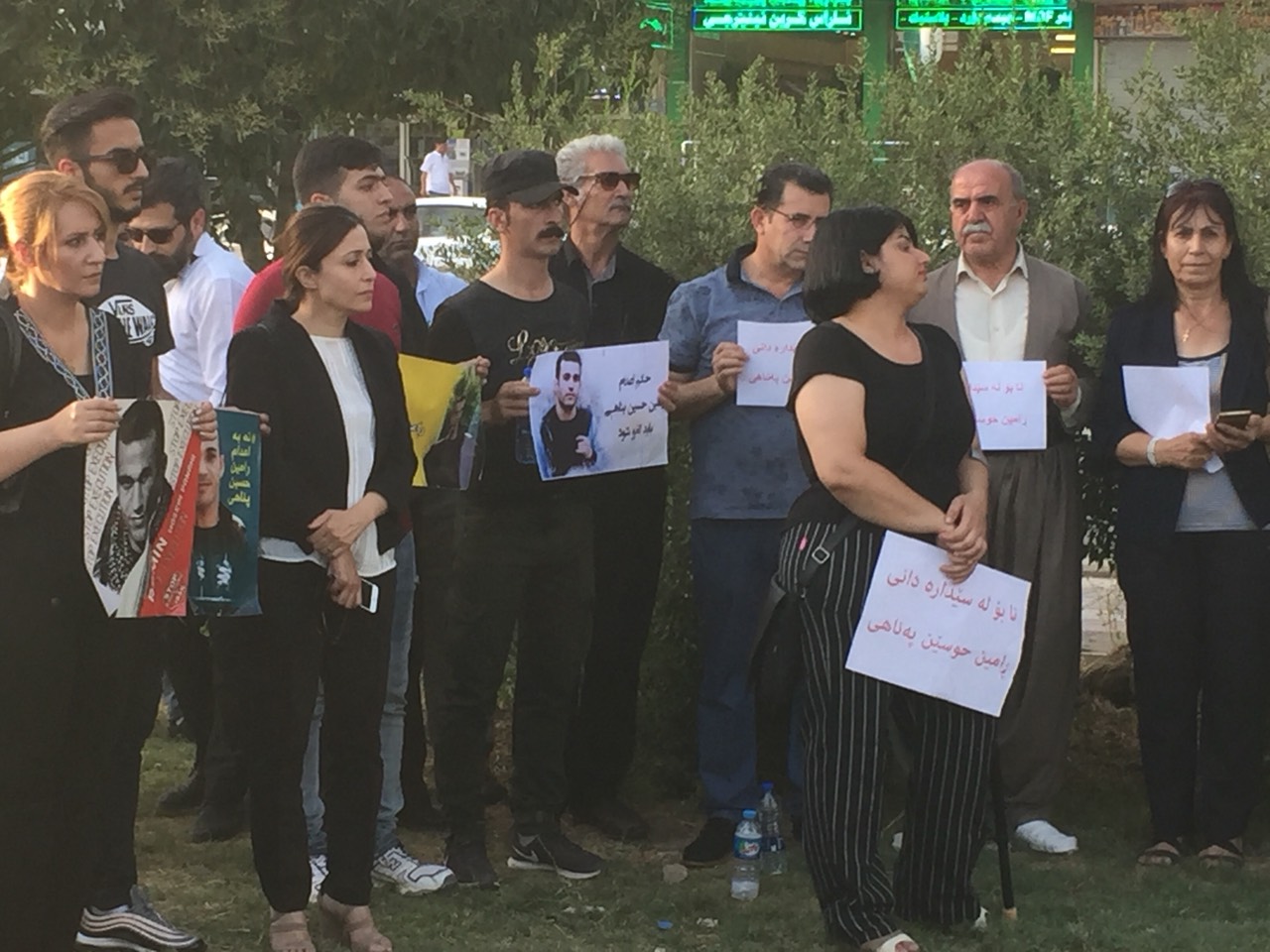 به‌ وێنه‌.. ژماره‌يه‌ك چالاكوان دژى بڕيارێكى له‌سێداره‌دان گردبوونه‌وه‌